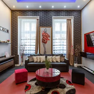 Exclusive Marilyn In The Heart Of Apartment
